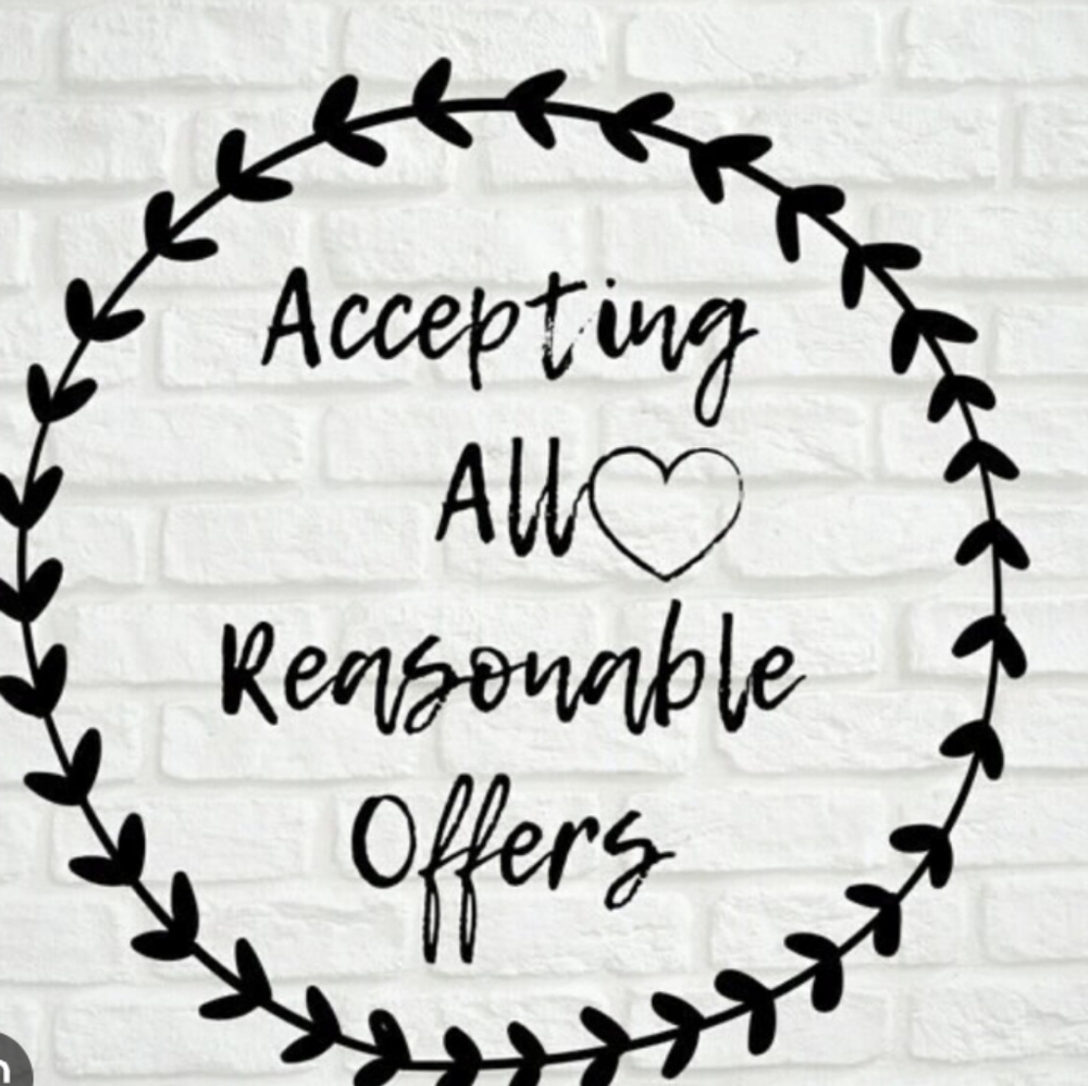 🙏 feel free to make a reasonable offers , bundle your likes😊